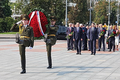 Российская делегация возложила венок к монументу Победы в Минске