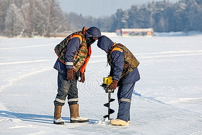 Сделаем лунки - спасем рыбу от замора. На водохранилище \"Дрозды\" провели замеры уровня кислорода в воде