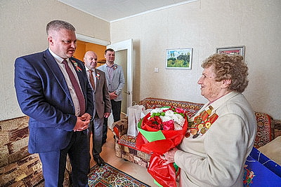 Ветераны Великой Отечественной войны принимают поздравления с 9 Мая