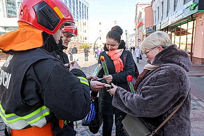 \"101 тюльпан для милых дам\". Гродненские спасатели поздравили женщин с 8 Марта