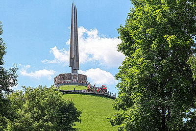 Символ мужества и гордости народа. Торжества по случаю Дня Независимости проходят на Кургане Славы
