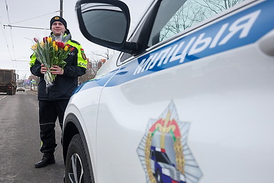 Вместо проверки документов - цветы. Сотрудники ГАИ поздравили могилевских женщин-водителей
