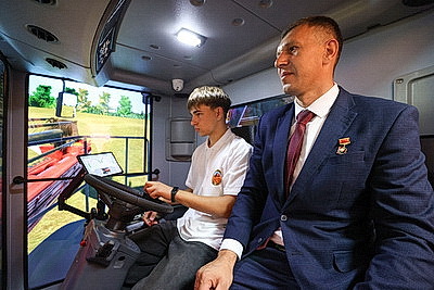 Уроки от лучших хлеборобов. В Минской области открыли уникальную школу комбайнеров