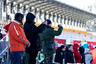 С жаждой адреналина. Белорусские гонщики покорили стихию на соревнованиях по мотоспидвею