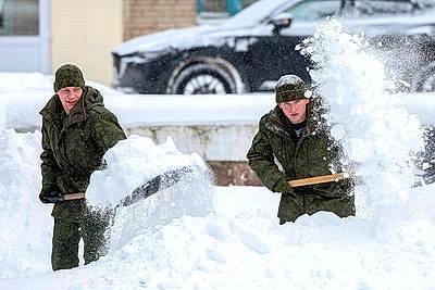 Последствия снегопада устраняют в городах Беларуси