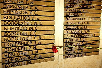 Народное возложение цветов к монументу Победы проходит в Минске