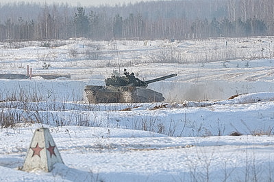 Десантники и гвардейцы во время проверки ВС сдают нормативы по огневой подготовке в Борисовском районе