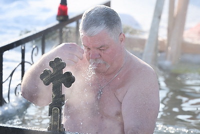 Православные верующие празднуют Крещение Господне