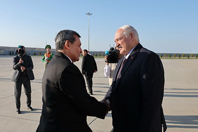 Лукашенко прибыл с рабочим визитом в Туркменистан на саммит СНГ