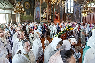 Православные верующие отмечают Яблочный Спас