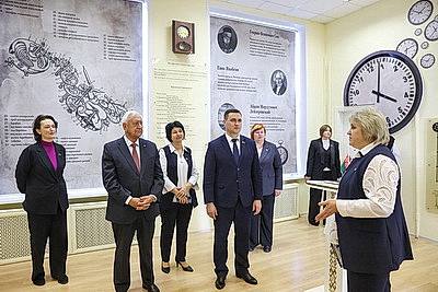 Часы делегата первого ВНС Мясниковича передали музею столичной школы