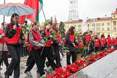 Народное возложение цветов к монументу Победы проходит в Минске