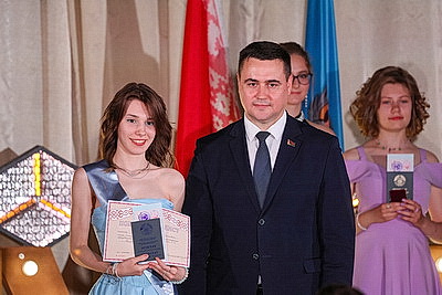 Торжественное вручение аттестатов выпускникам школ проходит в Беларуси