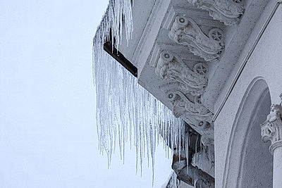 Коммунальщики очищают крыши от снега и сосулек