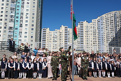 Последние звонки для выпускников 9-х и 11-х классов прозвенели по всей Беларуси