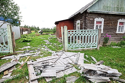 Снесенные крыши и оборванные провода. Минская область ликвидирует последствия удара стихии