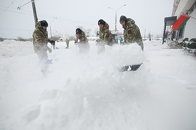Подъезды к медучреждениям, школам, детсадам. Курсанты МЧС и военнослужащие внутренних войск помогают убирать снег