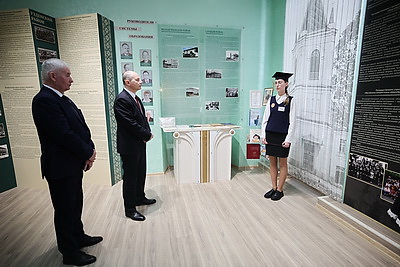 Паспорта лучшим учащимся из Минской области вручили в старейшей гимназии страны