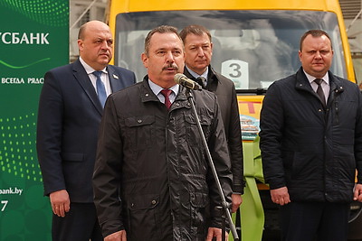 Шесть сельских школ получили новые автобусы для подвоза детей