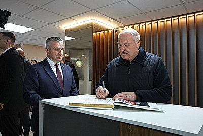 Cельское хозяйство и \"кондитерка\". Лукашенко посетил Наровлянский район