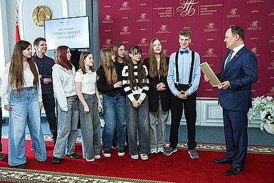 Победителей конкурса видеоблогеров \"Деньги имеют значение\" наградили в Нацбанке