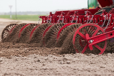 Посадка раннего картофеля идет в крупном хозяйстве Ивановского района