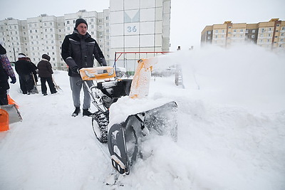 Последствия снегопада устраняют в городах Беларуси