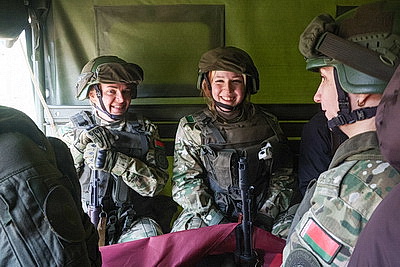 Не только в строю, но и в бою: комбинированный марш-бросок для военнослужащих девушек прошел в Чаусском районе