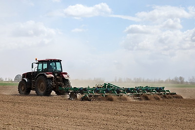 \"Погода испытывает на прочность, но мы не пасуем\". В Быховском районе активно сеют кукурузу на зерно