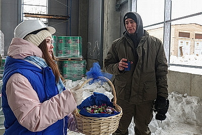 Мороз не страшен. На помощь строителям технопарка в Минске поспешил \"Васильковый патруль\" БСЖ