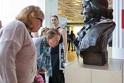 В НХМ состоялась перформанс-презентация коллекционных платков \"Все носят Царфина\"