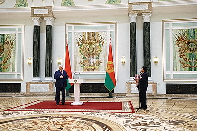 Едины в стремлении сделать страну лучше. Лукашенко в преддверии 8 Марта вручил женщинам госнаграды