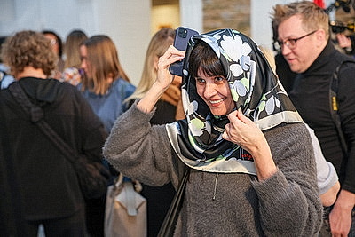 В НХМ состоялась перформанс-презентация коллекционных платков \"Все носят Царфина\"