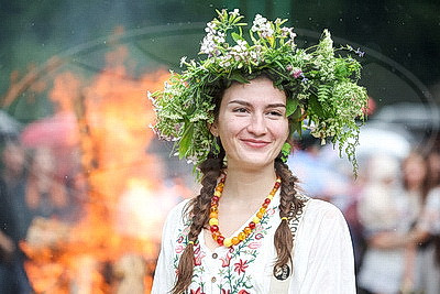 Цветочные венки, народные песни и танцы. Один из самых летних праздников - Купалье прошел на Августовском канале