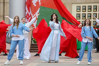 С огромной гордостью за достижения страны. Государственный флаг в 81 м пронесли по главной площади Гомеля