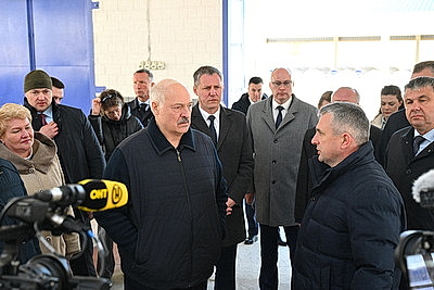 Сельское хозяйство и \"кондитерка\". Лукашенко посетил Наровлянский район