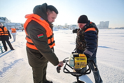 Сделаем лунки - спасем рыбу от замора. На водохранилище \"Дрозды\" провели замеры уровня кислорода в воде