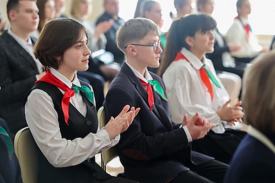 Паспорта лучшим учащимся из Минской области вручили в старейшей гимназии страны