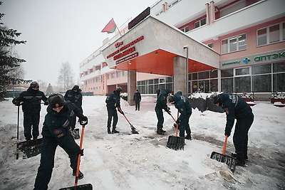 Подъезды к медучреждениям, школам, детсадам. Курсанты МЧС и военнослужащие внутренних войск помогают убирать снег