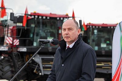 Техника к жатве: хозяйства Минской области получили 100 новых комбайнов