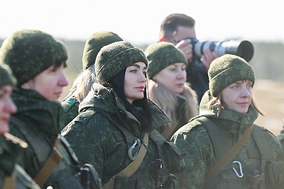 Женщин-военнослужащих Западного оперативного командования с наступающим 8 Марта поздравили на полигоне