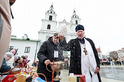 Православные верующие освящают пасхальную трапезу в храмах Беларуси