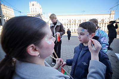 Моя страна. Мое будущее. Минская молодежь поздравила горожан с Днем Конституции