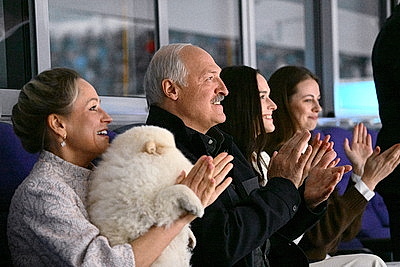 Лукашенко с трибуны \"Минск-Арены\" наблюдает за хоккейным поединком \"Динамо-Минск\" и московского \"Динамо\"