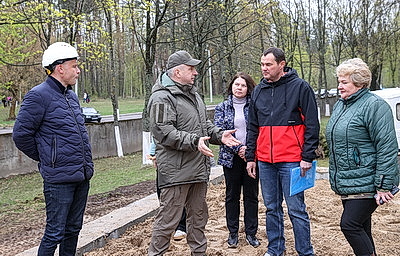 Республиканский субботник: руководство и жители Гомельщины участвовали в ремонте Мозырского роддома