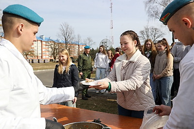Сделать фото на фоне вертолета и в снаряжении парашютиста. Учащиеся Малоритского района побывали в 38-й бригаде