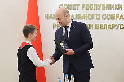 \"Такое происходит не каждый день\". Белорусским школьникам вручили паспорта в Совете Республики