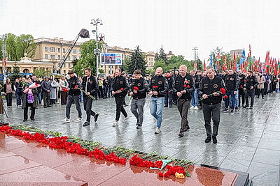 Народное возложение цветов к монументу Победы проходит в Минске