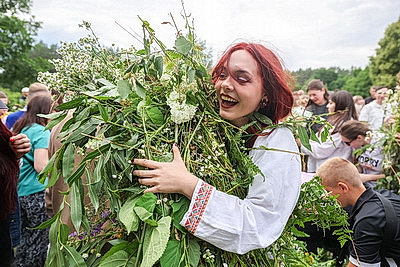 Цветочные венки, народные песни и танцы. Один из самых летних праздников - Купалье прошел на Августовском канале