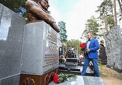 Памятник легендарному спортсмену Александру Медведю открыли на Восточном кладбище в Минске